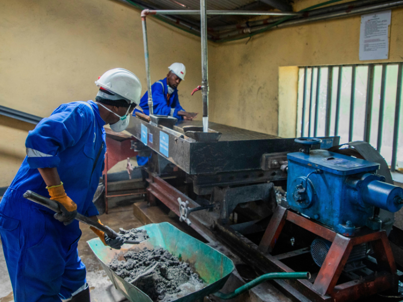 Linha de produção com operadores em atividade